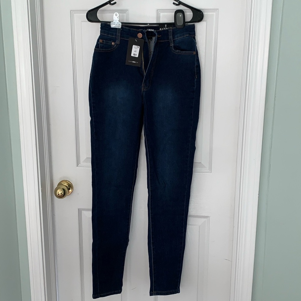 *Never worn* Blue jeans. Size 7, NOT juniors.